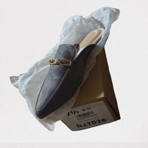 Elegant Gray and Gold Flats for Timeless Style